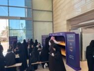 زوّار يتجمعون حول ركن القهوة التفاعلي في فعالية وزارة الاستثمار من تنظيم Experiume