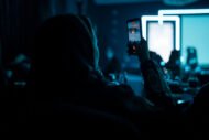 حضور يوثّق عرضاً مسرحياً ليلياً بهاتفه خلال فعالية من تنظيم Experiume
