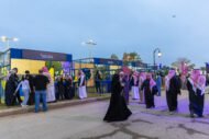 حضور عائلي في فعالية مسائية خارجية بمنطقة تفاعلية مضيئة من تنظيم Experiume